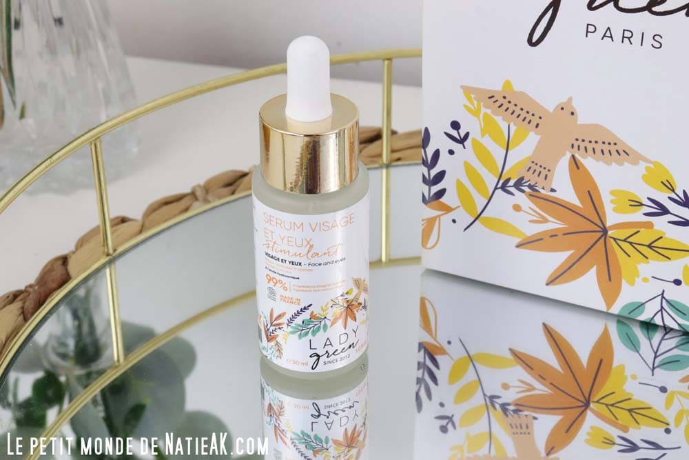 sérum visage contour des yeux stimulant au packaging fleuri et doré, illustrant une cosmétique joyeuse et responsable.