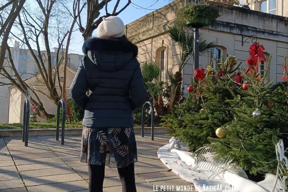 Look féminin avec une doudoune marine