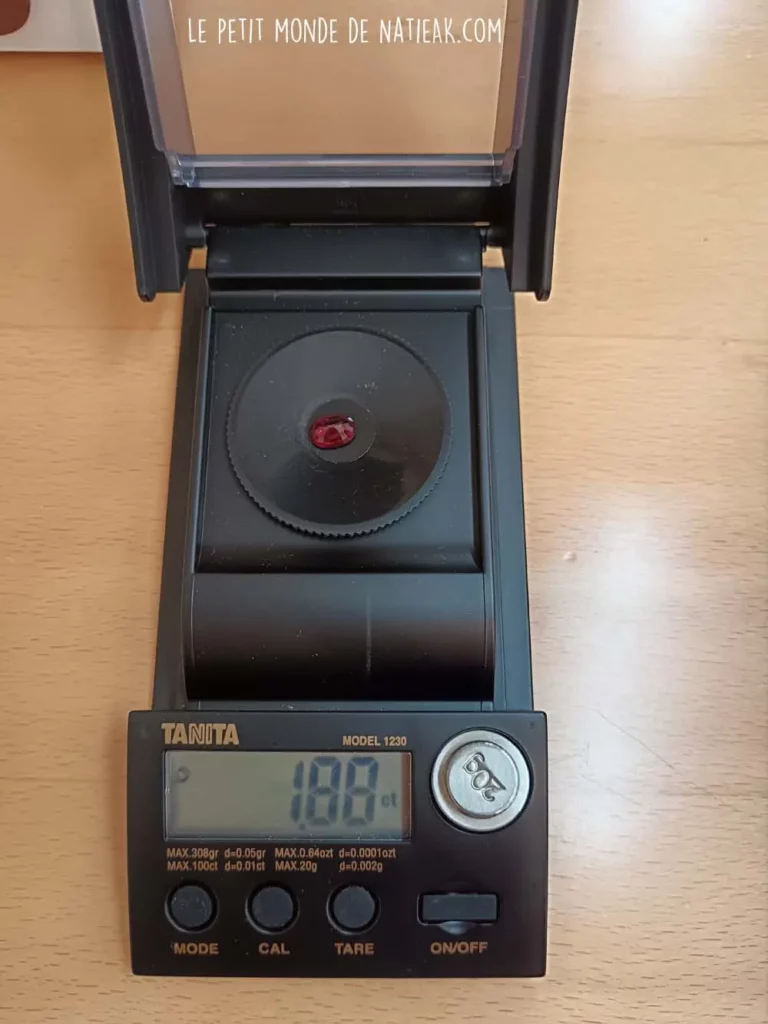 Balance pour mesurer le carat des pierres