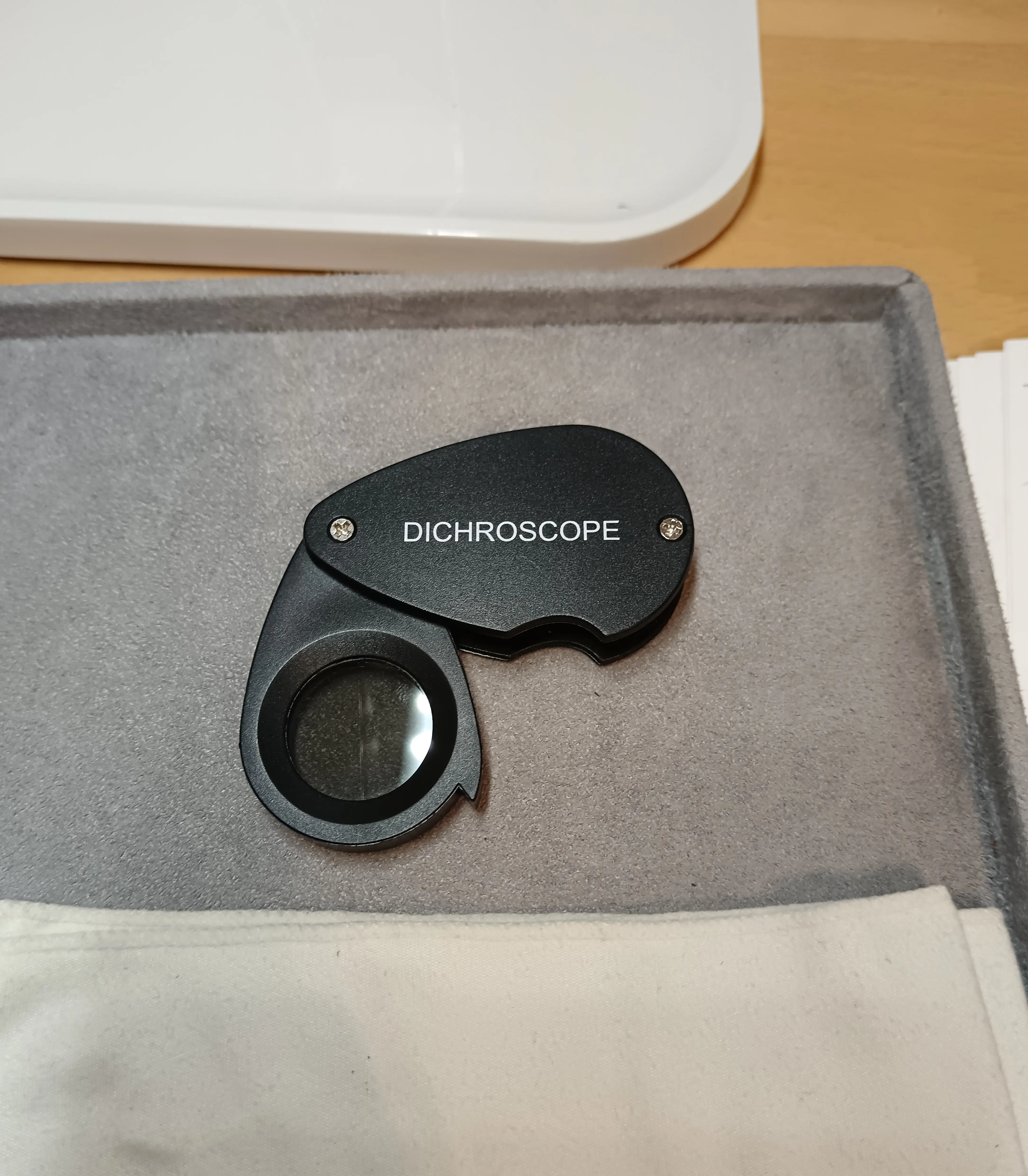 outil pour étudier les gemmes : dichroscope