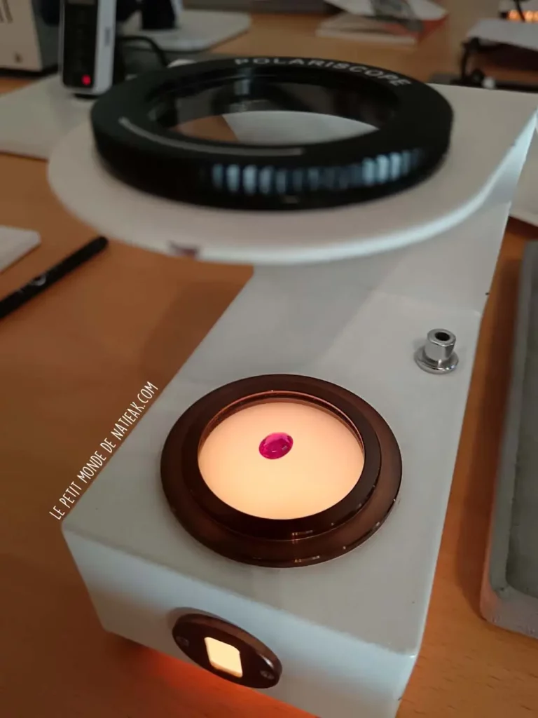 Polariscope pour étudier les pierres